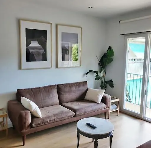 Apartamento moderno con oficina y balcón